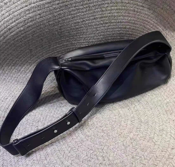 •黒•上質な厚手な天然軟めな牛革ショルダーバッグ•牛革肩がけかばんバッグ 10枚目の画像