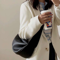 •黒•上質な厚手な天然軟めな牛革ショルダーバッグ•牛革肩がけかばんバッグ 8枚目の画像