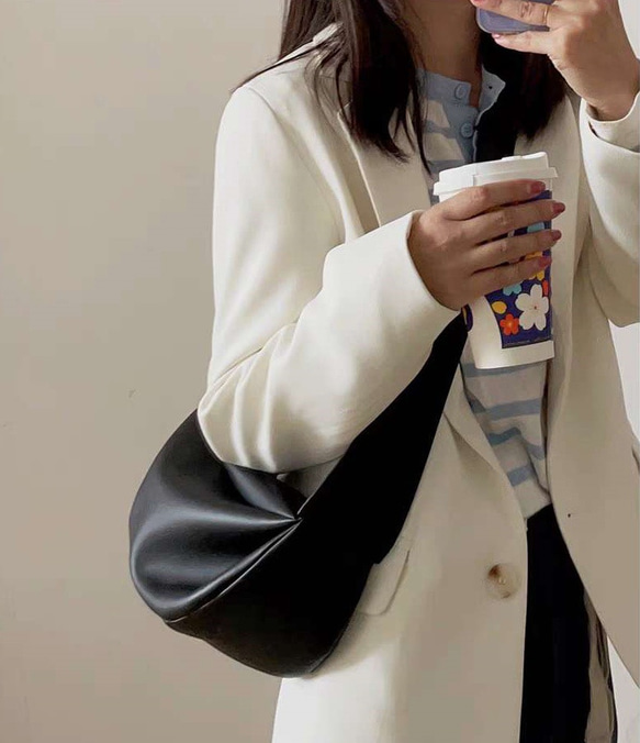 •黒•上質な厚手な天然軟めな牛革ショルダーバッグ•牛革肩がけかばんバッグ 8枚目の画像