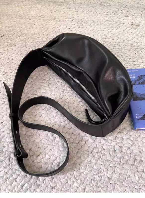 •黒•上質な厚手な天然軟めな牛革ショルダーバッグ•牛革肩がけかばんバッグ 11枚目の画像