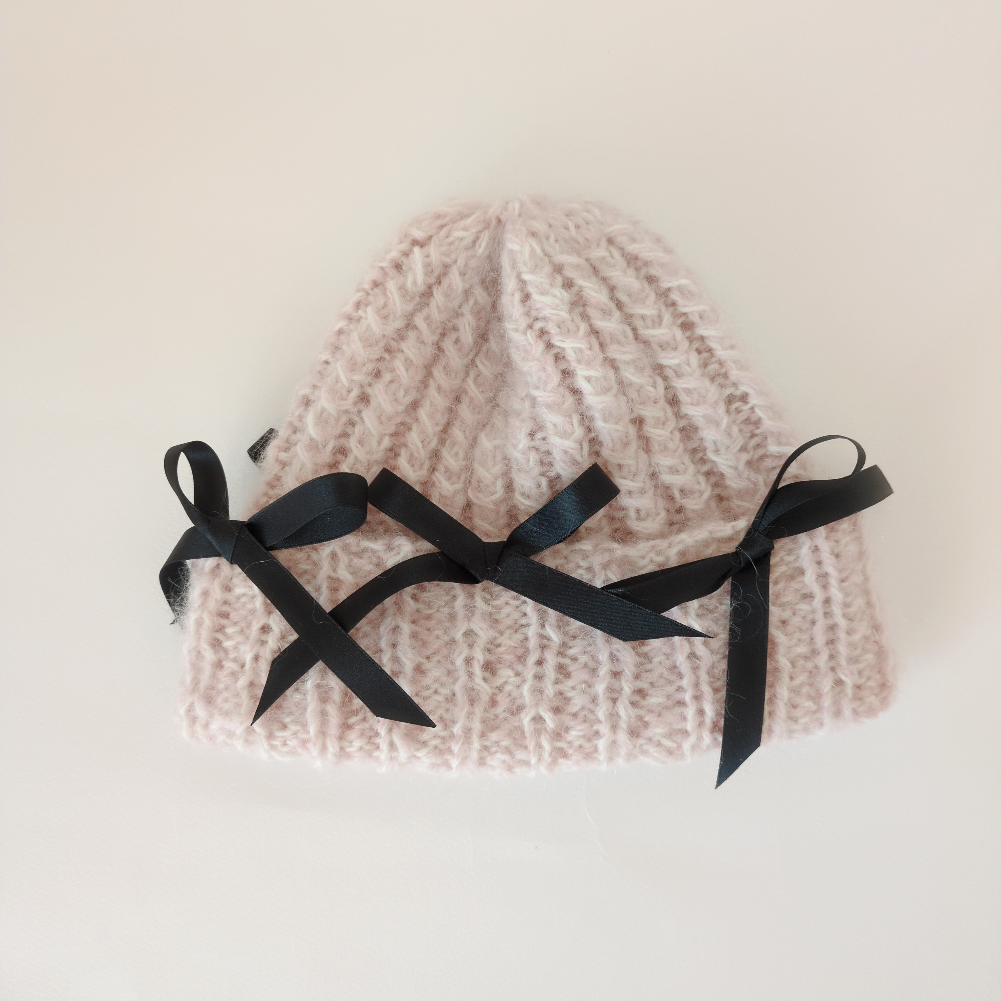 リボンのニット帽（ピンク＆ブラック）