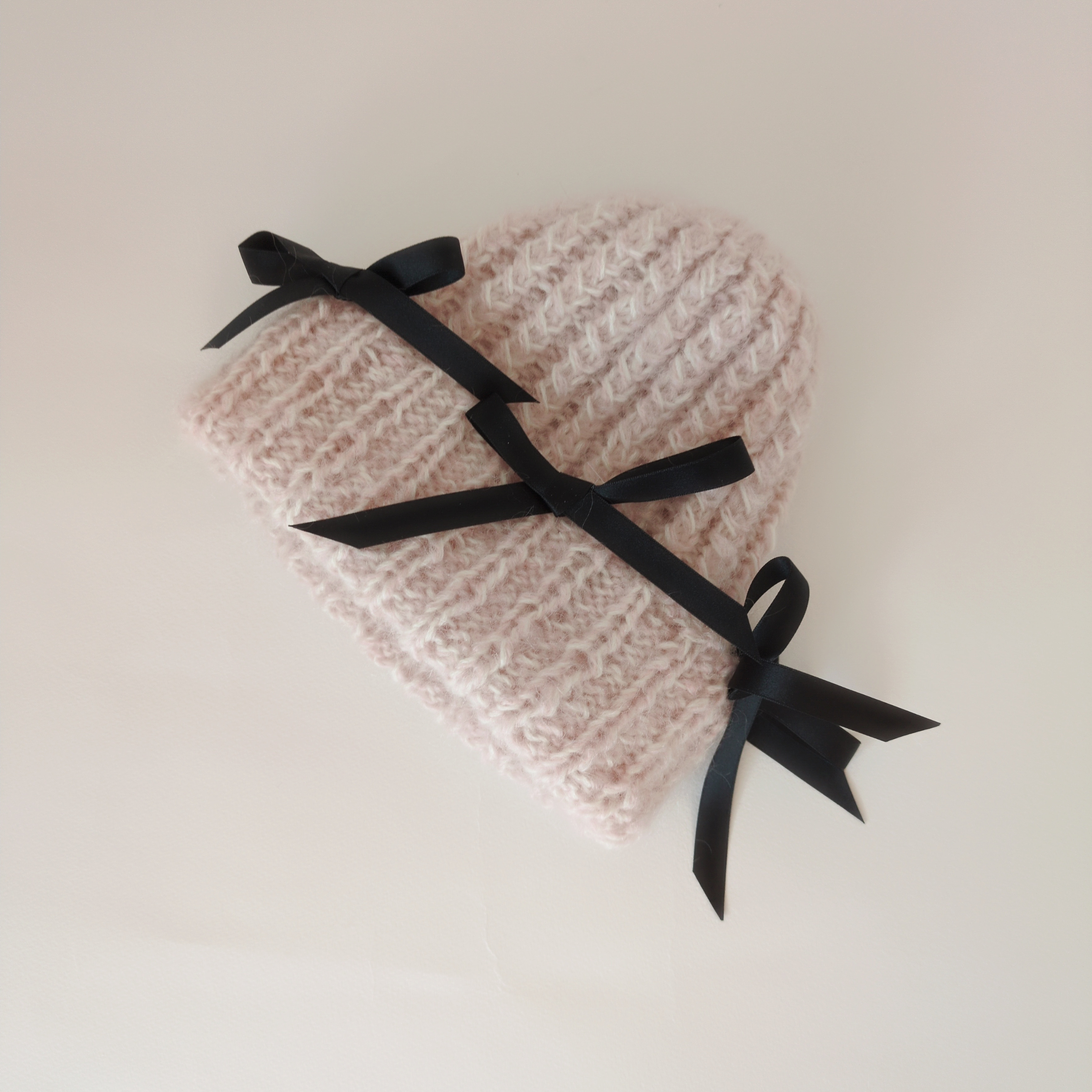 リボンのニット帽（ピンク＆ブラック）