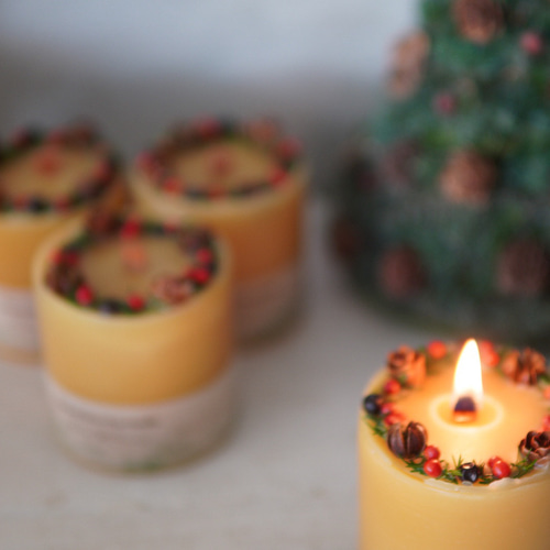 ミツロウと木の実のクリスマスキャンドル✨花の香り 数量限定