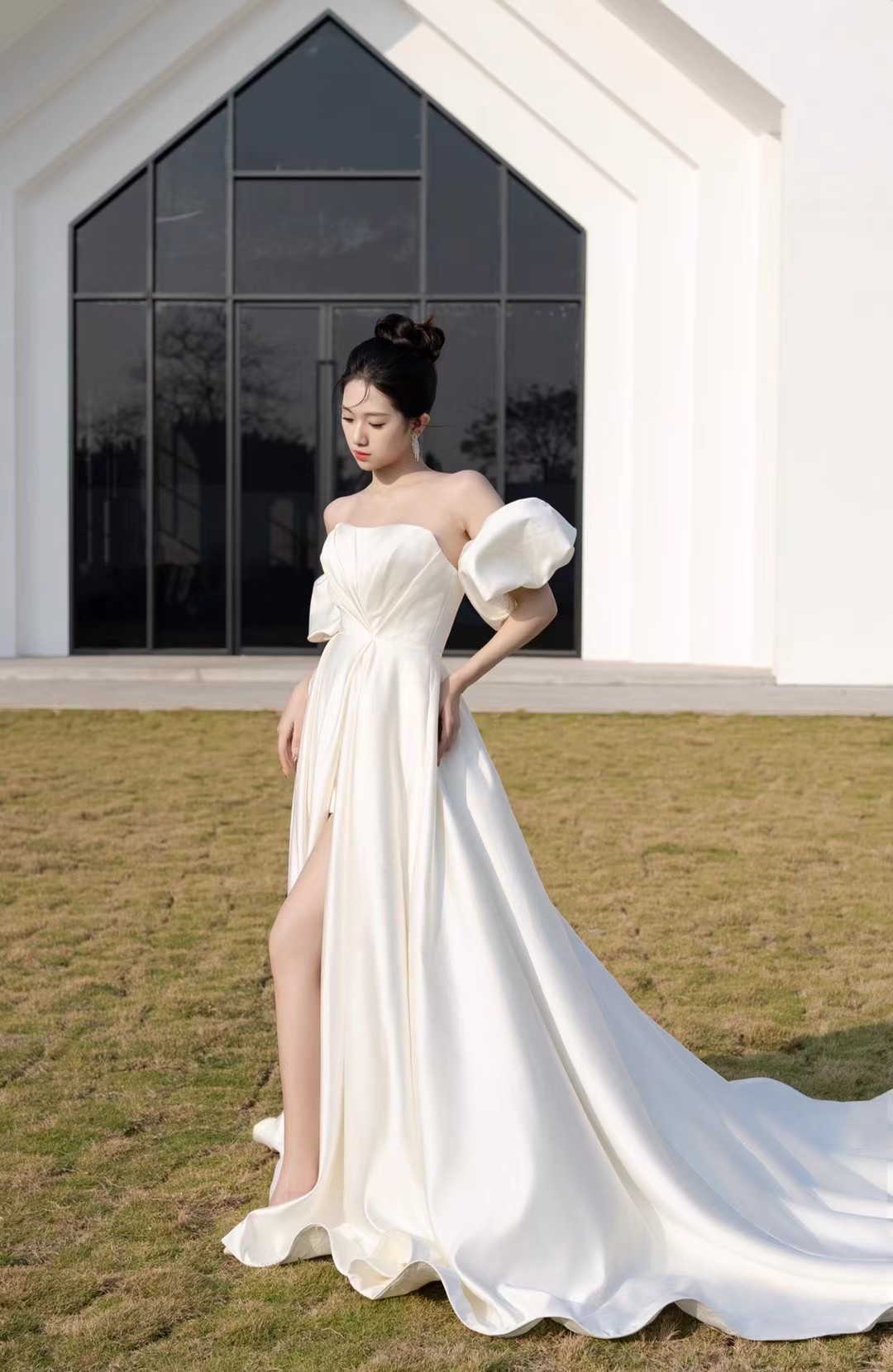 上品！高評価続出！オフホワイト　ウェディングドレス　パフスリーブ　取り外し可能お袖　フロントスリット　チューブトップ花嫁