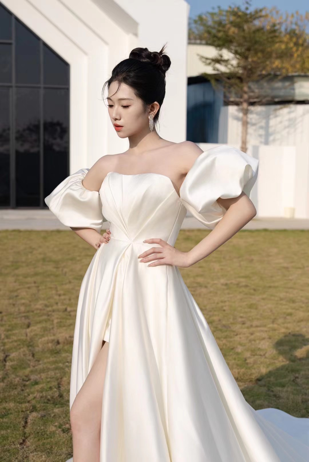 上品！高評価続出！オフホワイト　ウェディングドレス　パフスリーブ　取り外し可能お袖　フロントスリット　チューブトップ花嫁