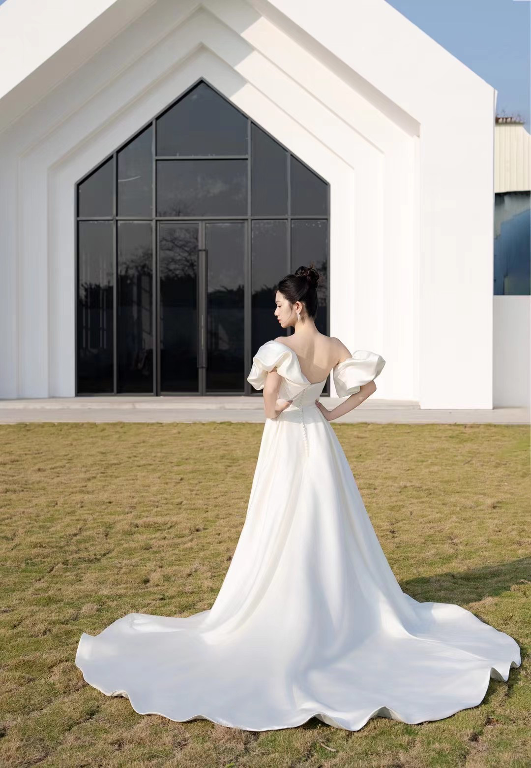 上品！高評価続出！オフホワイト　ウェディングドレス　パフスリーブ　取り外し可能お袖　フロントスリット　チューブトップ花嫁