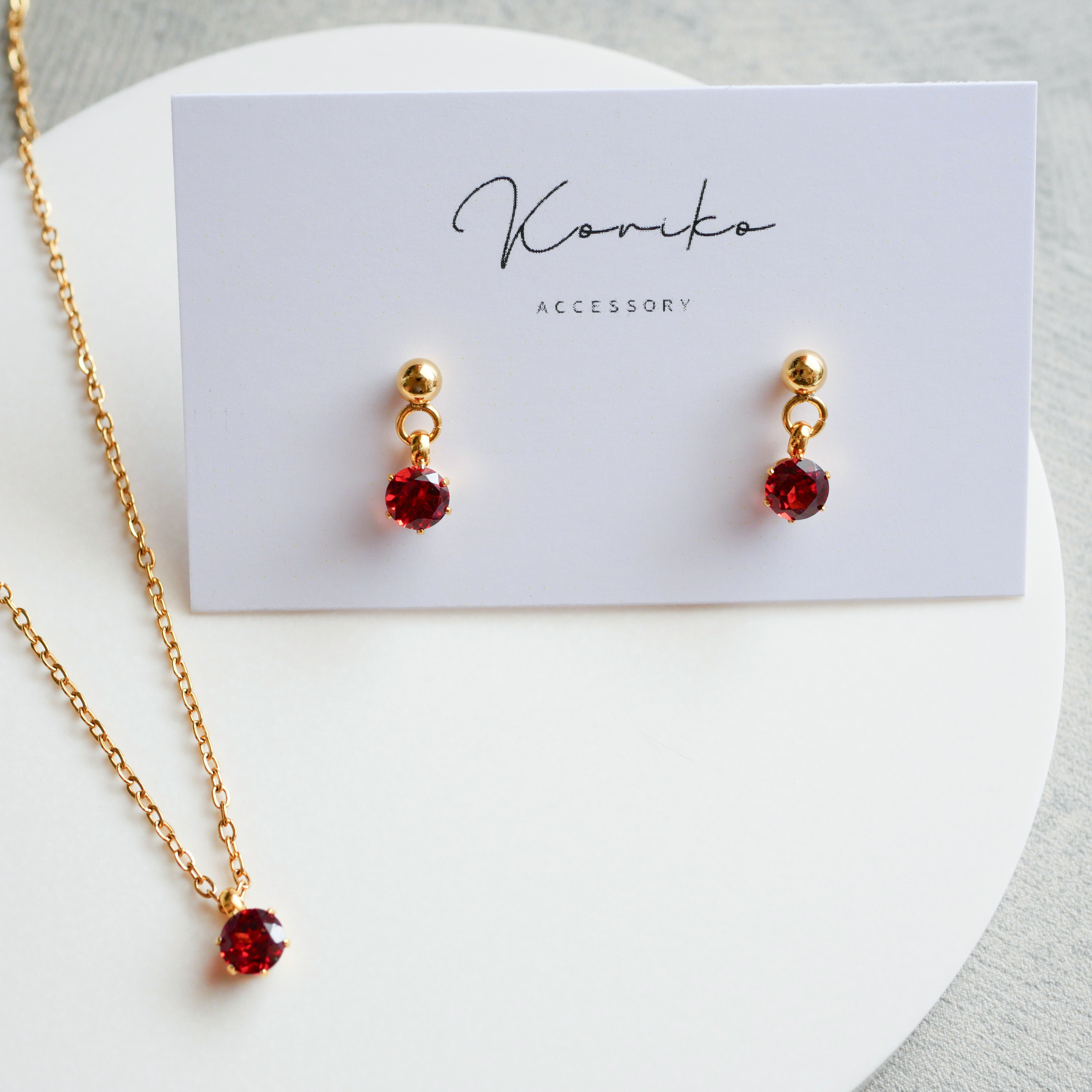 【冬の彩り】ガーネットの一粒揺れるピアスネックレスセット　1月誕生石　サージカルステンレス　金属アレルギー対応