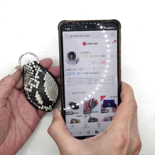 話題のNFCタグ内蔵本革レザーキーホルダーパイソン蛇革牛革型押し