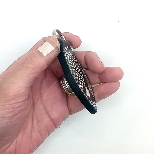 話題のNFCタグ内蔵本革レザーキーホルダーパイソン蛇革牛革型押し