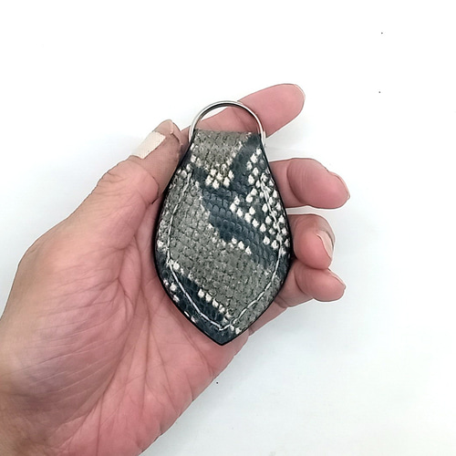 話題のNFCタグ内蔵本革レザーキーホルダーパイソン蛇革牛革型押し