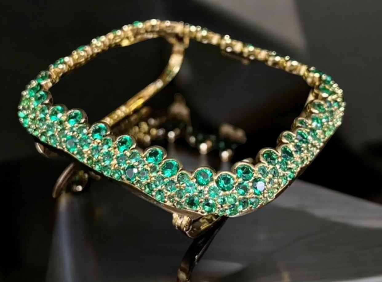 最高峰のクオリティを纏う、究極のApple Watchカバー シャンパンバブルセレクション　ゴールドエメラルド