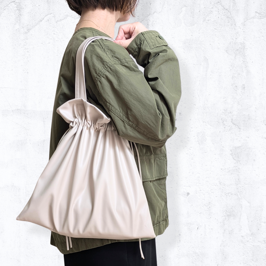 春めくベージュ｜上品な艶で大人に馴染む 軽やかな大きめ巾着バッグ｜A4対応・中が見やすい・雨の日OK