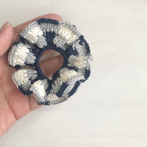 シュシュグレー系花柄、水色チェック、ニット帽 チェック柄の小さな手編みニットシュシュ ＿ navy シュシュ SLOY SLOY