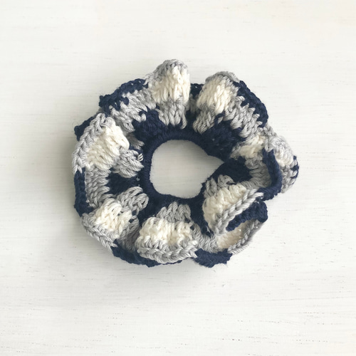 チェック柄の小さな手編みニットシュシュ ＿ navy シュシュ SLOY SLOY 