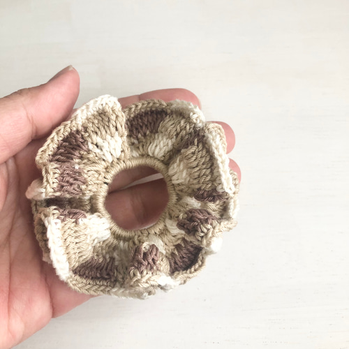 チェック柄の小さな手編みニットシュシュ ＿ brown シュシュ
