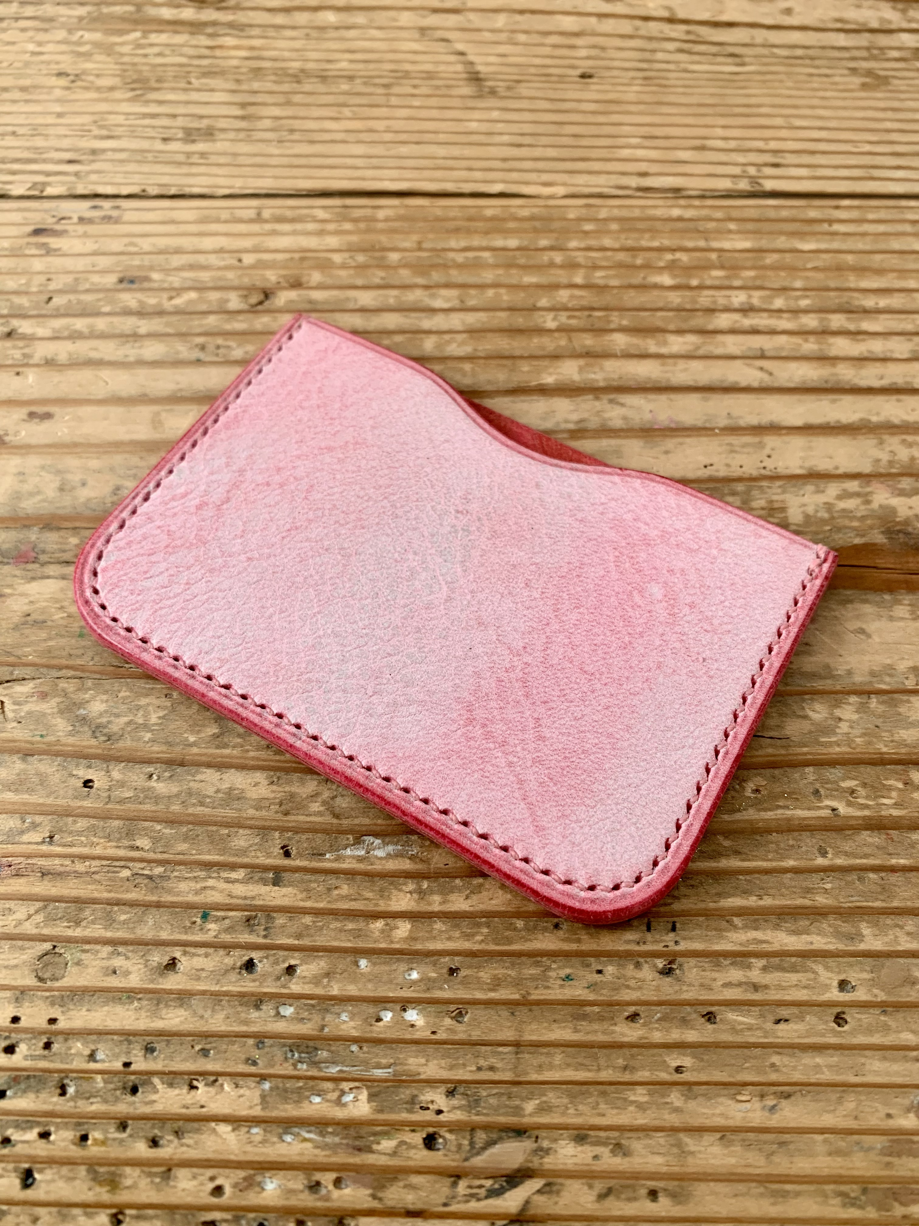 手縫いで創った革のシンプルパスケース『Macaron - Ciliegio - Topolino 441』