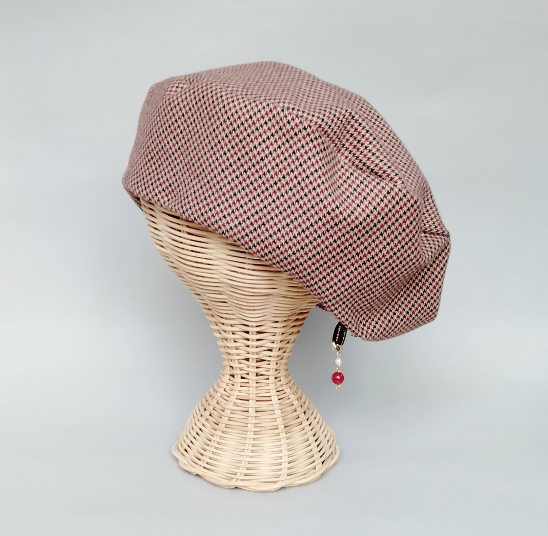 ふんわり起毛ボルドー千鳥格子チェック　ブラウンベレー帽　チャームが付けられる　帽子　　オーダーメイド