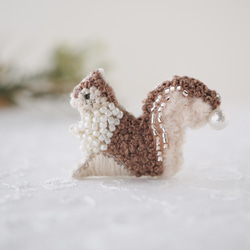 白鳥のブローチ / バッグチャーム ✴︎ ビーズ 刺繍 ブローチ kei