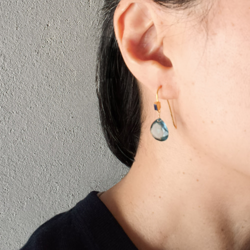 宝石質 ブルーベリル × サファイア × gf (ゴールドフィルド) の ピアス 