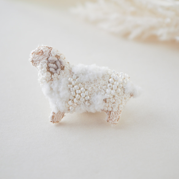 ひつじのブローチ / バッグチャーム ✴︎ 刺繍 ビーズ ブローチ kei