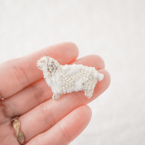 ひつじのブローチ / バッグチャーム ✴︎ 刺繍 ビーズ ブローチ kei