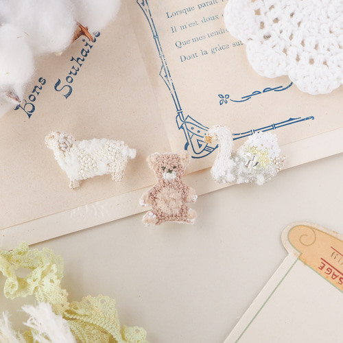 ひつじのブローチ / バッグチャーム ✴︎ 刺繍 ビーズ ブローチ kei