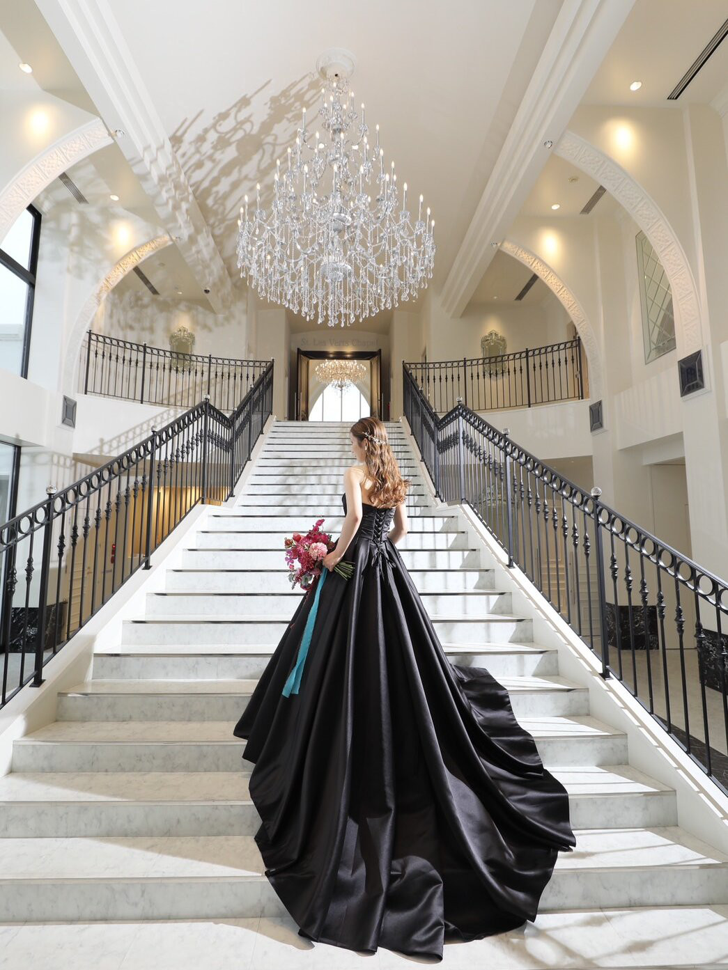 実例写真！カラードレス パフスリーブ 編み上げ ベアトップ ブラック 光沢サテン 結婚式