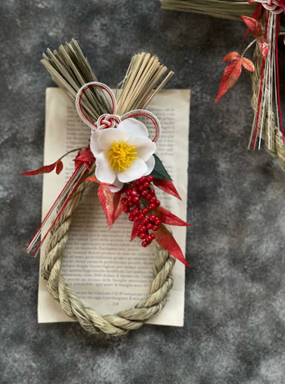 送料無料【お正月２０２５】お正月飾り　「ひと結び　椿のしめ縄飾り」 3枚目の画像