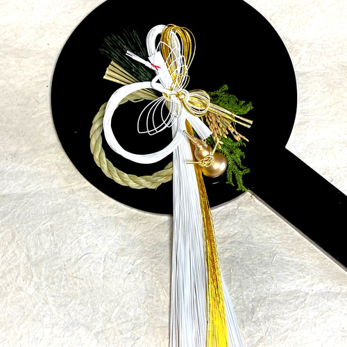 亀や鶴を飾った瓢箪と神聖なヒカゲノカズラの金白水引のしめ縄飾り