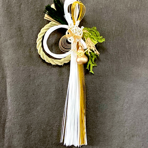 亀や鶴を飾った瓢箪と神聖なヒカゲノカズラの金白水引のしめ縄飾り