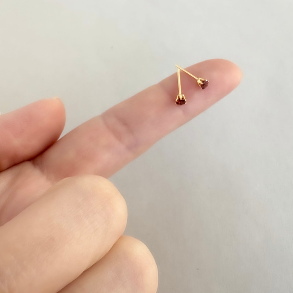 3ミリ【つけっぱなし】極小ガーネットピアス 4枚目の画像