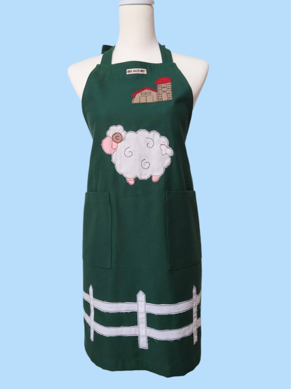 【選べる9色】牧場のひつじのアップリケエプロン｜大きめポケット付き｜丈夫な綿素材｜ギフトにもおすすめ 1枚目の画像