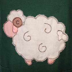 【選べる9色】牧場のひつじのアップリケエプロン｜大きめポケット付き｜丈夫な綿素材｜ギフトにもおすすめ 7枚目の画像