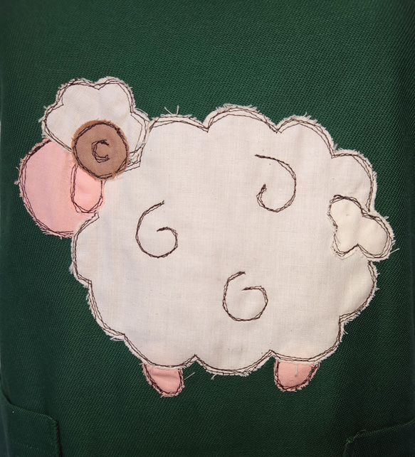 【選べる9色】牧場のひつじのアップリケエプロン｜大きめポケット付き｜丈夫な綿素材｜ギフトにもおすすめ 7枚目の画像