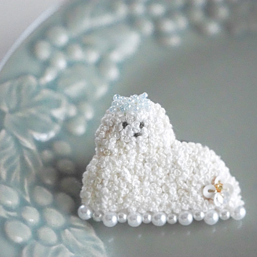 マルチーズ×ムーンストーンビーズ刺繍キーホルダーハンドメイド