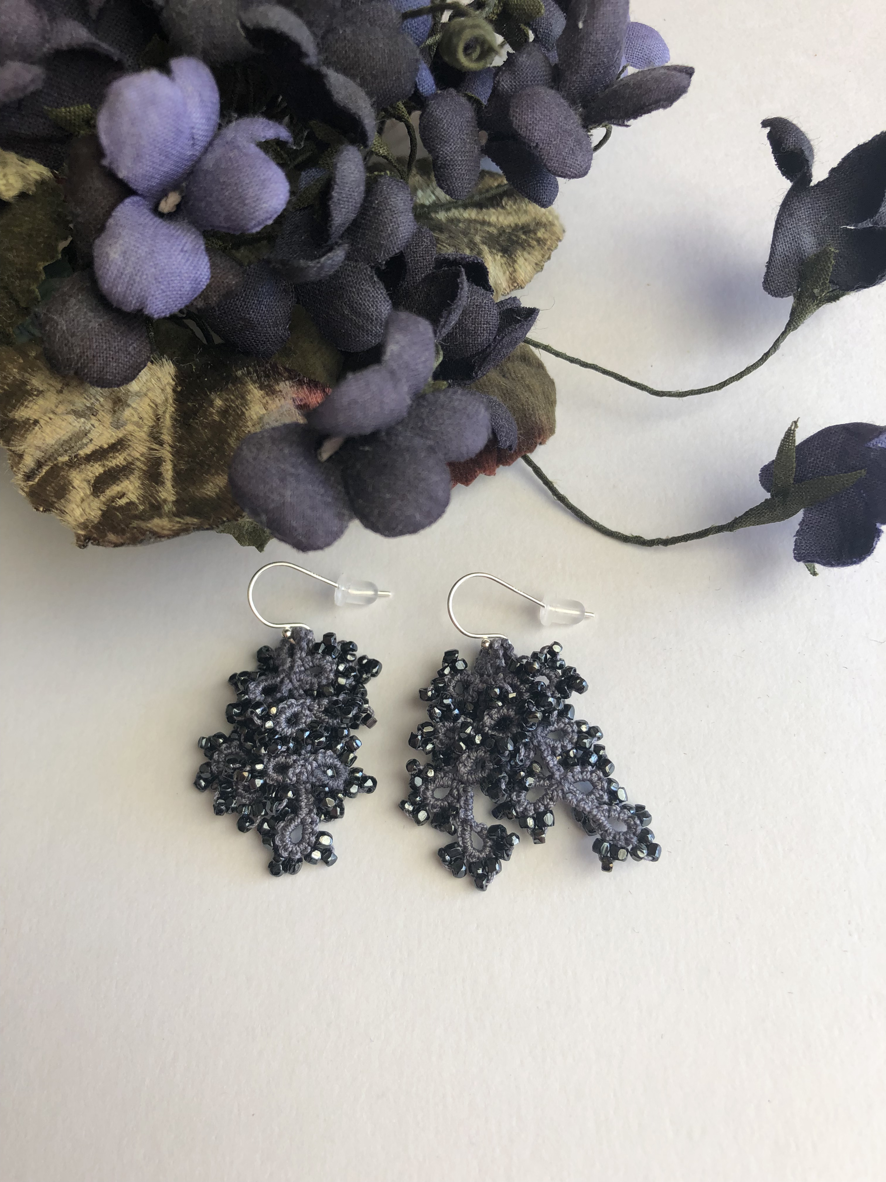 SV925 アンティークビーズとタティングレースのピアス　黒とグレー