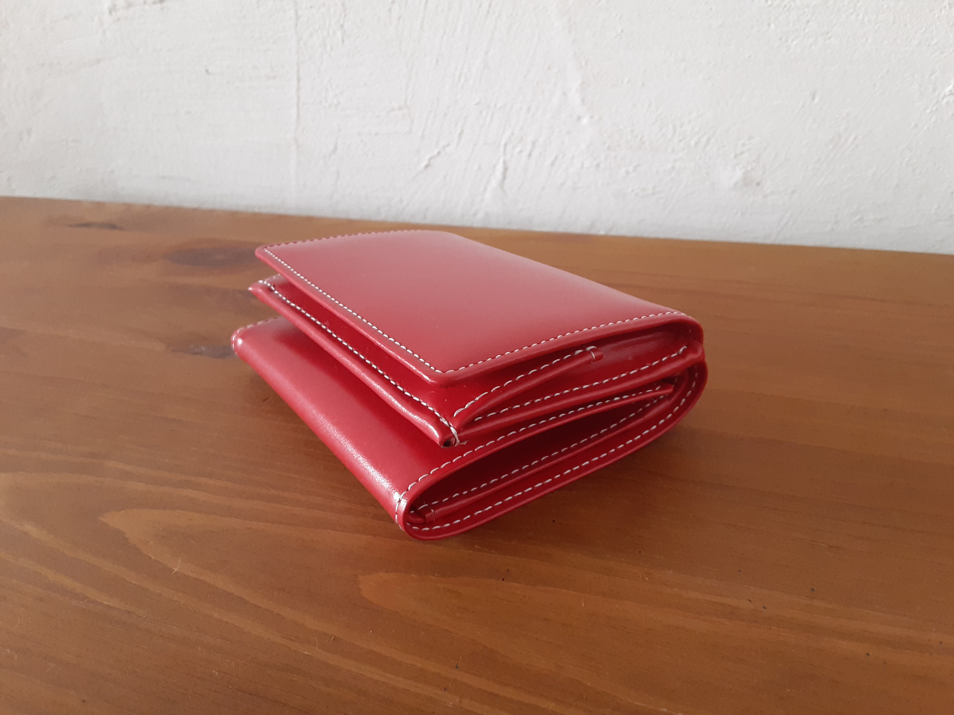 ＊カードポケットも充実！コンパクトな三つ折財布＊牛革 [赤]