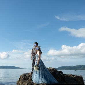 実例写真！カラードレス レース ウエディングドレス 背中見せ ベアトップ トレーン ブルーグレー 短トレーン