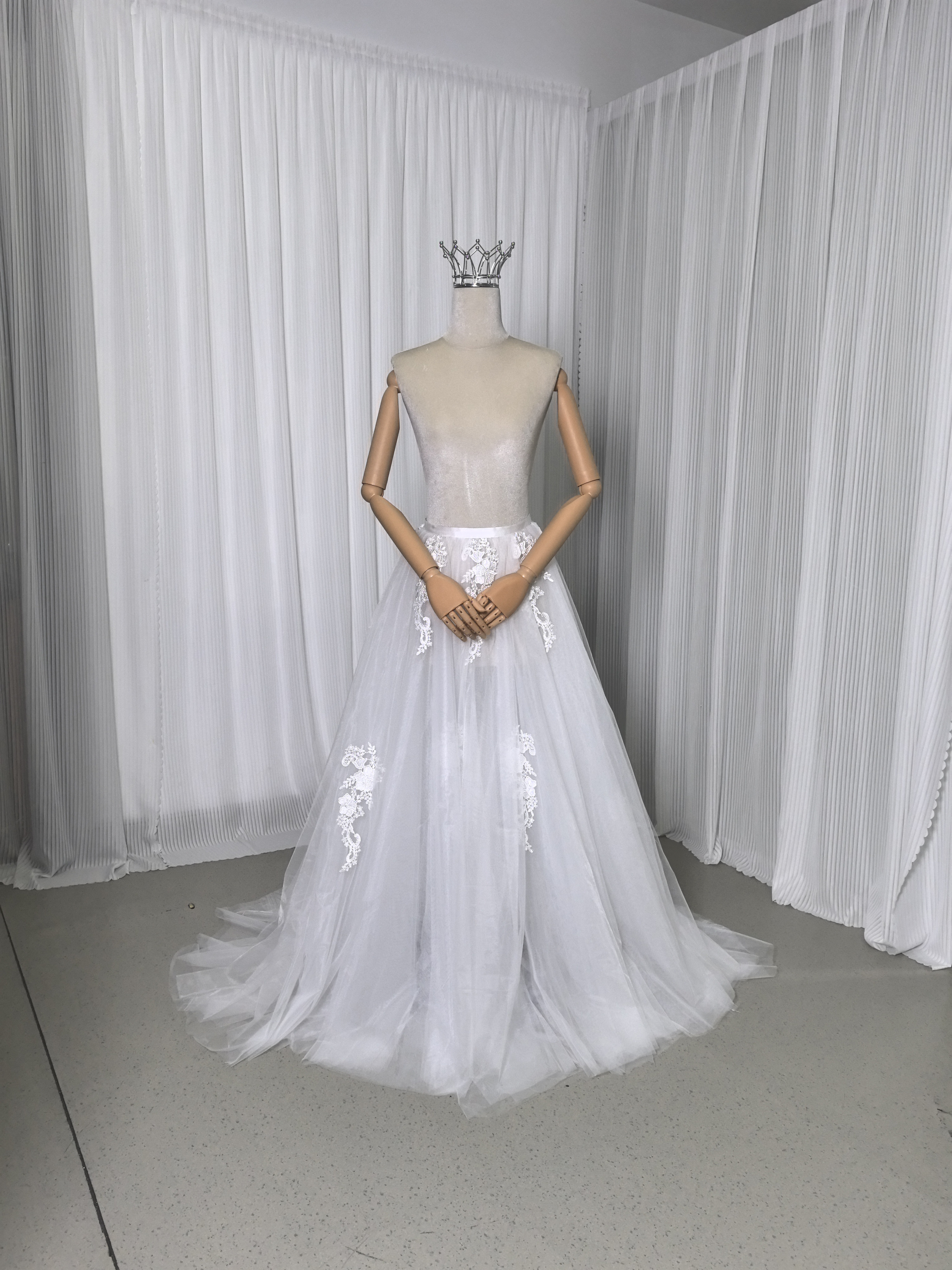 送料無料！オーバースカート 柔らかく重ねたチュールスカート 繊細レース 披露宴/結婚式 花嫁/ウェディングドレス 13,946円