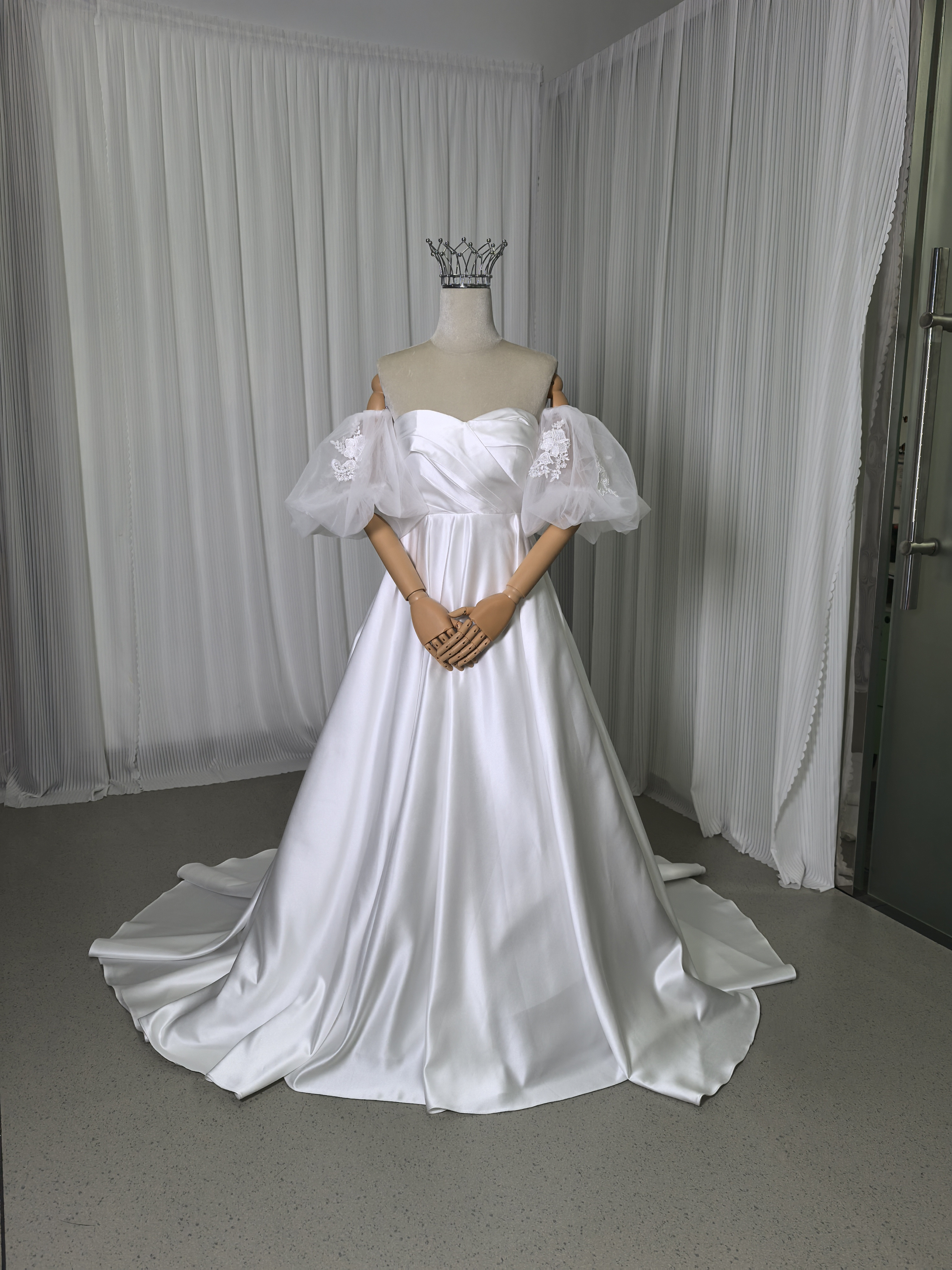 送料無料！ウェディングドレス パフスリーブ 上品透け袖 光沢感 編み上げ 可愛い 色直し  绮丽な 花嫁