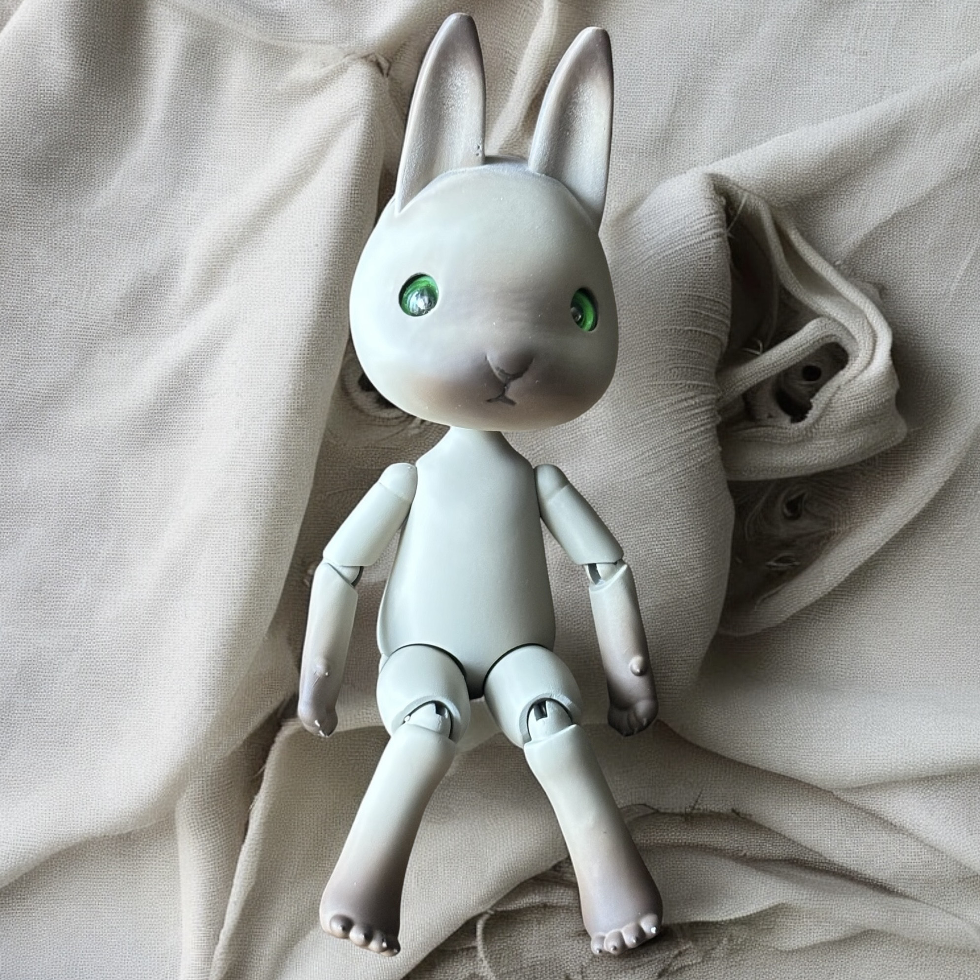 お鼻とお耳の先が茶色いうさぎドール