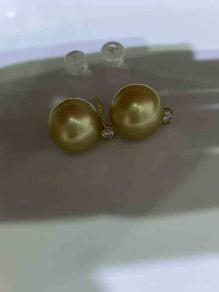 【セール価格】白蝶真珠　ダイヤモンド付きピアスk18