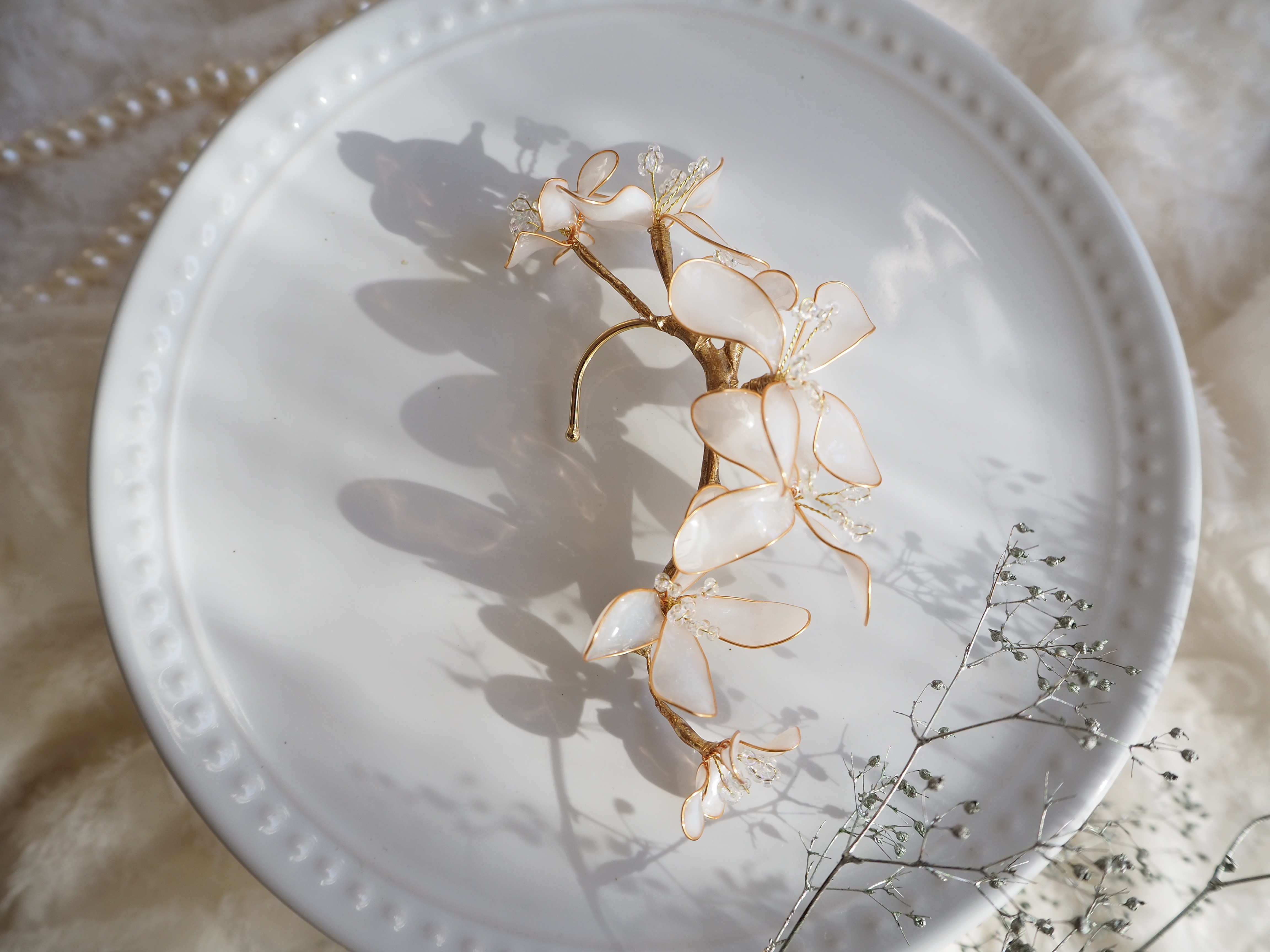 ホワイトフラワーイヤーフック　アメリカンフラワー