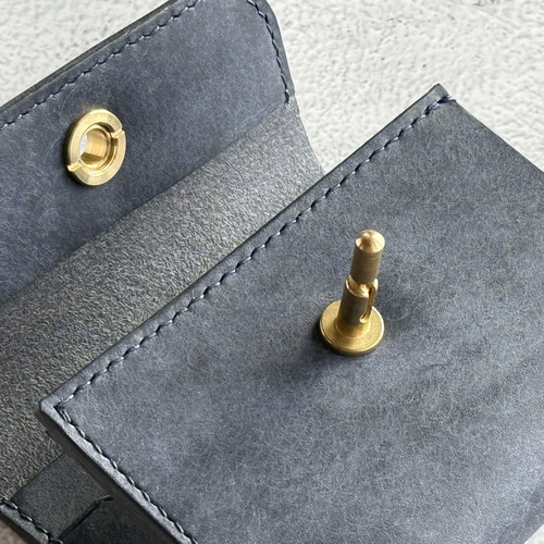 三つ折り財布・縦開き 本革 ｲﾀﾘｱﾝﾚｻﾞｰ 【オコシ金具】 Navy