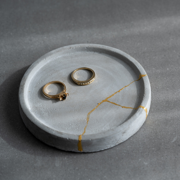 金継ぎ風コンクリートトレイ【アクセサリーソーサー】 1枚目の画像