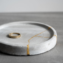 金継ぎ風コンクリートトレイ【アクセサリーソーサー】 2枚目の画像