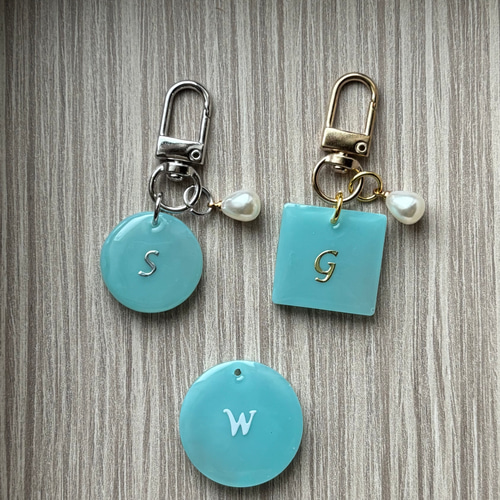 レジン キーホルダー ティファニーブルーのイニシャルキーホルダー