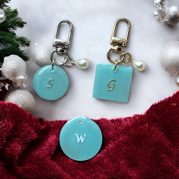 レジン キーホルダー ティファニーブルーのイニシャルキーホルダー