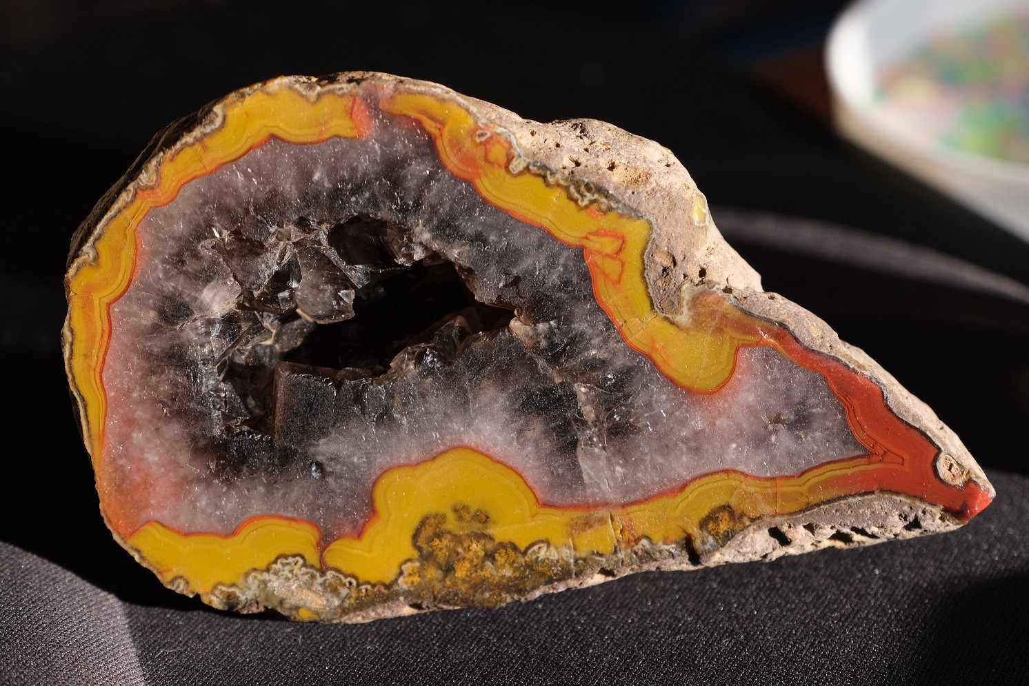 1325 戦国紅瑪瑙 原石　水晶ドーム 鉱物