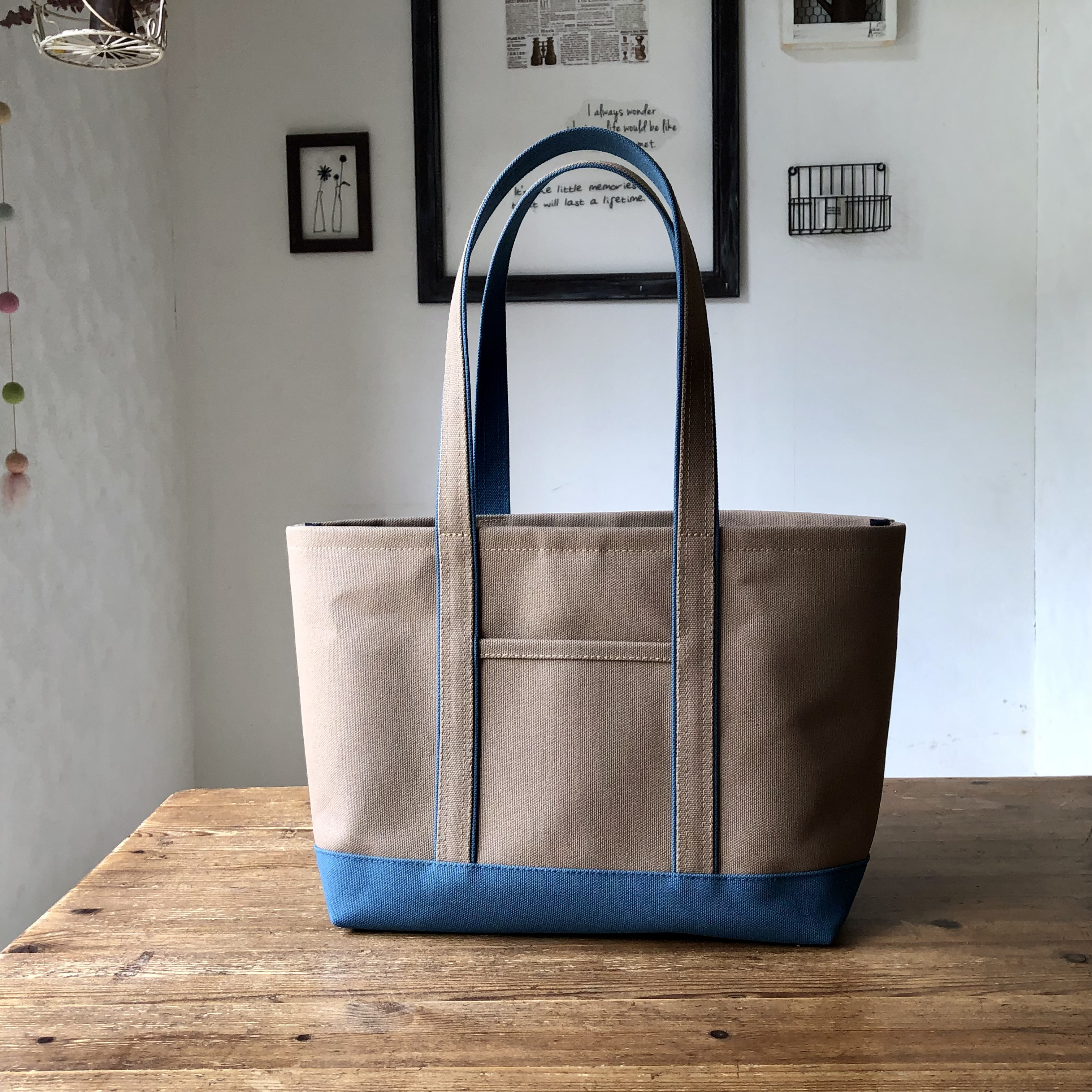 Mベーシック帆布トートバッグ〈グレージュベース×くすみブルー